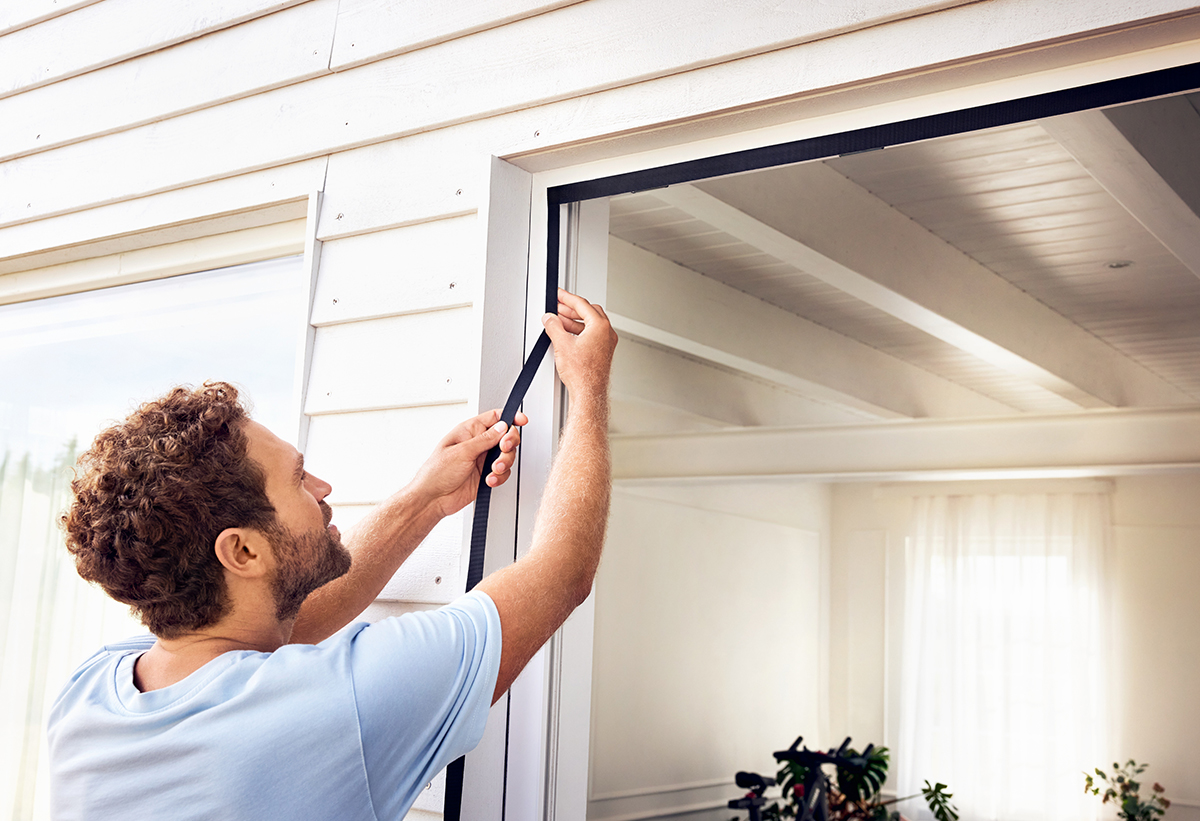 Απεικονίζεται άντρας να στερεώνει τη σήτα.